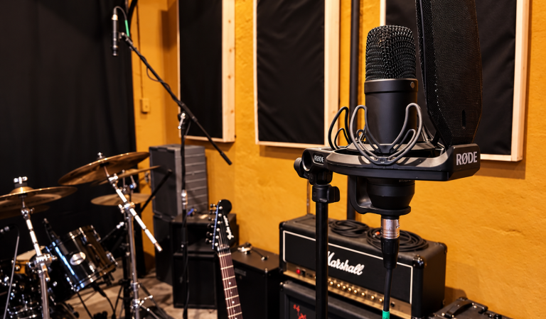 Warm-Vintage-Recording-Studio-Microphone
